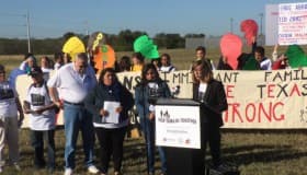Marcha familiares de indocumentados en Texas; urgen a gobernador apoyar reforma migratoria