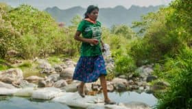 Mujer rarámuri, una de las corredoras más veloces de México