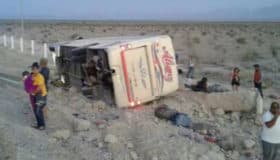 Siete muertos por volcadura de autobús en carretera de Coahuila