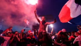 Termina celebración francesa en disturbios, heridos y muertos (Fotos y video)