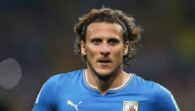 Diego Forlán cerca de convertirse en "escualo" (Video)