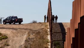 Trump dice que muro fronterizo ayuda a frenar contagio de Covid-19: Esquivel | Video