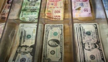 Peso desafía la barrera de los 18 por dólar ante temores por control del Congreso