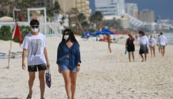 'Conviviremos' con Covid-19 al menos hasta octubre 2022