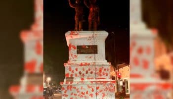Protestan contra Tren Maya; pintan y golpean monumento | Video