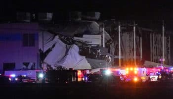 Empleados de Amazon quedan atrapados tras colapso de un almacén en Illinois