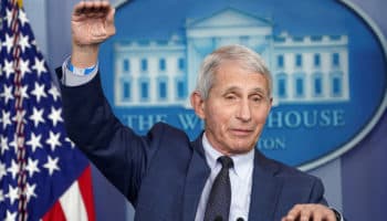 Anthony Fauci, principal asesor de la Casa Blanca en la pandemia, anuncia su retiro del gobierno