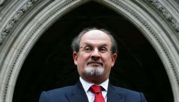 Salman Rushdie conversa con investigadores mientras permanece hospitalizado en Nueva York