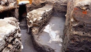 Descubren otra sección de barda colonial y restos de un piso prehispánico en La Lagunilla