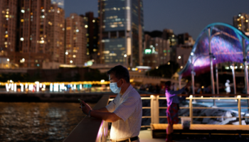 Confinan en China a unas 600 mil personas alrededor de la mayor fábrica del mundo de iPhone