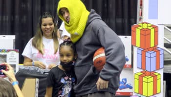 Bad Bunny reparte 25 mil regalos a niños de Puerto Rico