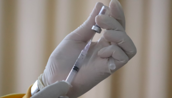 Cofepris emite alerta de riesgo sobre vacuna contra el dengue