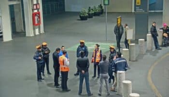 Taxista del AICM roba 400 dólares a turista peruano... y lo cachan