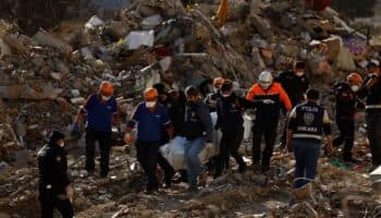 Turquía busca identificar 2 mil 500 muertos del terremoto