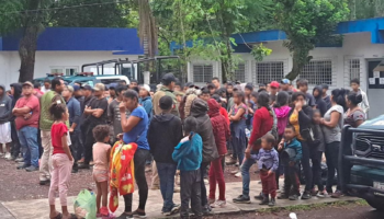 Veracruz: Rescata INM a 130 guatemaltecos hacinados en camión