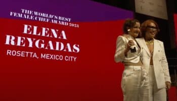 Entregan a Reygadas premio a la mejor cocinera del mundo