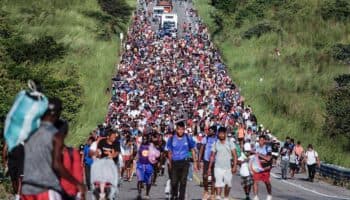 AMLO acusa a traficantes de personas de organizar caravanas migrantes