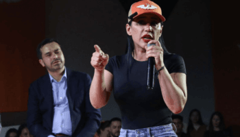 Sandra Cuevas invita a Máynez a tomar una 'licuachela' en Tepito durante evento