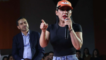 Sandra Cuevas invita a Máynez a tomar una 'licuachela' en Tepito durante evento