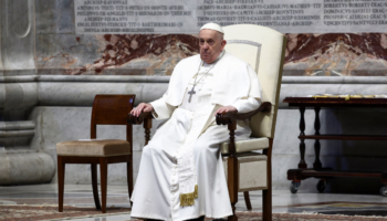 El papa Francisco echa del clero a un exobispo belga acusado de pederastia