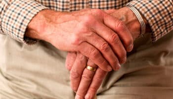 Las personas sienten que ahora se envejece más tarde, según estudio