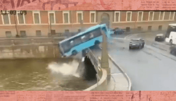 Autobús pierde el control y cae al río con 20 pasajeros a bordo | Video