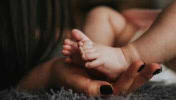 Pareja enfrenta cargos por fracturas y maltrato a un bebé de 10 meses en Sonora