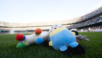 Recogen más de 20 mil muñecos de peluche en la cancha del Real Betis | Video