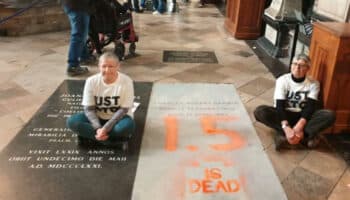 Vandalizan activistas climáticos tumba de Darwin en Westminster | Video