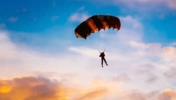 Detienen a chileno por tirase en paracaídas desde un hotel en Río de Janeiro | Video