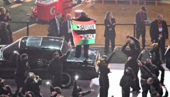 Super Bowl LIX: Irrumpe hombre con bandera palestina en el halftime show | Video