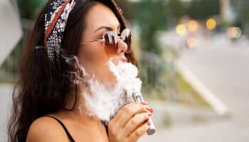 Vapeadores igual o más perjudiciales que cigarros convencionales: Estudio | Video