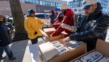 ¡Caos por los huevos en NY! Arrasan con reparto benéfico en solo 5 minutos