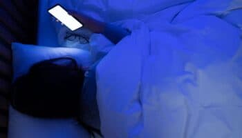 Una hora de pantallas después de acostarse dispara el riesgo de insomnio un 59%