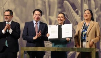 Sheinbaum firma la reforma que prohíbe la siembra de maíz transgénico