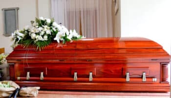 Demandan a funeraria por enviar cuerpo equivocado a El Salvador