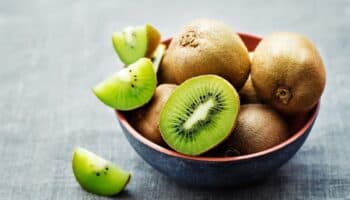 No peles el kiwi: comerlo con piel tiene hasta un 50% más de fibra y 3 veces más antioxidantes