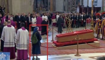 Quién es Geneviève Jeanningros, la monja de 81 años que se saltó los protocolos al acercarse al féretro del Papa