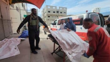 ¿Qué se sabe de los paramédicos hallados muertos en una fosa común en Gaza?