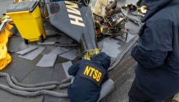 Recuperan rotor del helicóptero accidentado en el río Hudson donde murió familia española