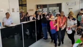 Irrumpen en oficinas del SAT exigiendo devolución de impuestos en Puebla