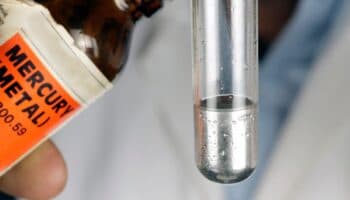 Aseguran 5 toneladas de mercurio ilegal en Manzanillo, Colima