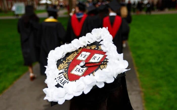 Juez extiende orden que impide a Trump prohibir a los estudiantes extranjeros en Harvard