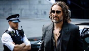 El actor Russell Brand se declara 'no culpable' de cinco delitos de violencia sexual