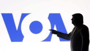 Trump redobla ataques a medios públicos; despide 600 trabajadores de Voice of America