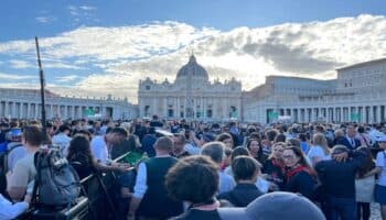 Aguardan fieles y curiosos en San Pedro la fumata bianca | Fotogalería