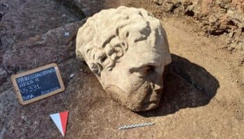 Descubren cabeza colosal de mármol en una excavación del centro de Roma