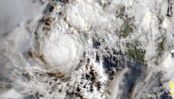 'Flossie' se degrada a categoría 2; continúan vientos fuertes y lluvias