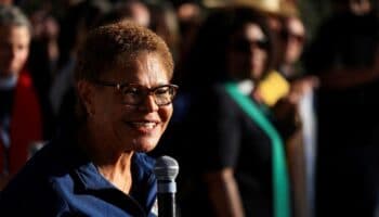 Alcaldesa de Los Ángeles refuerza protección para migrantes ante redadas de Trump