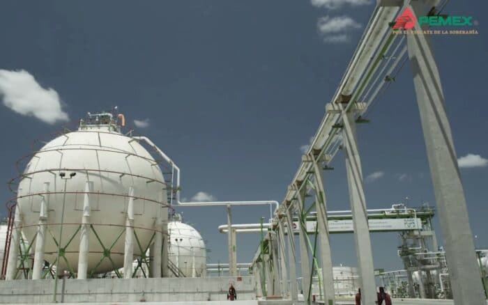 Exportaciones de crudo de Pemex caen en junio a menor nivel en décadas, se refina más en casa